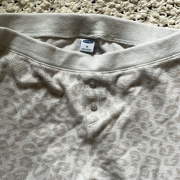 🤍 Old Navy Thermal Knit Pajama Leggings in Snow Leopard 🤍 - Picture 5 of 7